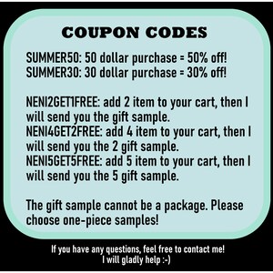 Puede incluir: Un gr&aacute;fico de c&oacute;digo de cup&oacute;n azul y blanco con texto que dice "COUPON CODES" y enumera varios c&oacute;digos de descuento para compras. El texto tambi&eacute;n incluye instrucciones para recibir muestras gratis con las compras.
