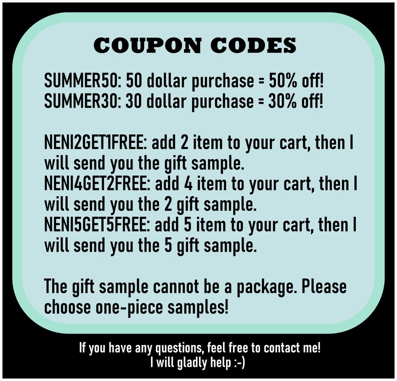 Puede incluir: Un gr&aacute;fico de c&oacute;digo de cup&oacute;n azul y blanco con texto que dice "COUPON CODES" y enumera varios c&oacute;digos de descuento para compras. El texto tambi&eacute;n incluye instrucciones para recibir muestras gratis con las compras.