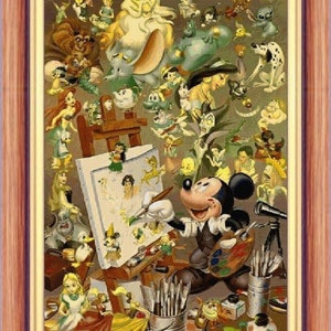 Op de afbeelding: Een ingelijst kruissteekkunstwerk met Mickey Mouse als kunstenaar, omringd door verschillende Disney-personages. Het kunstwerk bevat een verscheidenheid aan kleuren en details, met de tekst "Mickey makes heroes - NeniDesign" onderaan.