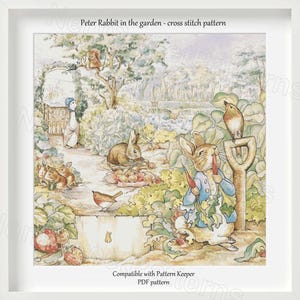 Puede incluir: Patrón de punto de cruz de Peter Rabbit con una ilustración de acuarela de Peter Rabbit en un jardín con una zanahoria, una pala y un petirrojo. El patrón es compatible con Pattern Keeper.