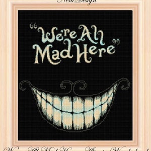 以下が含まれることがあります： アリス・イン・ワンダーランドのチェシャ猫の笑顔と「We're All Mad Here」という引用文が描かれた白黒のクロスステッチパターンです。