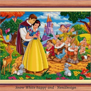 以下が含まれることがあります： 白雪姫と王子様は、7人の小人たちと一緒に森の中に立っています。白雪姫は黄色のドレスを着ており、王子様は青と赤の衣装を着ています。小人はカラフルな衣装を着て笑顔です。背景には城があります。