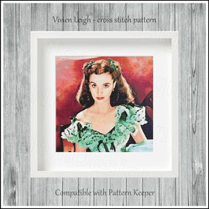 Puede incluir: Patrón de punto de cruz de Vivien Leigh como Scarlett O'Hara en Lo que el viento se llevó. El patrón presenta un primer plano de su rostro y su vestido verde sobre un fondo rojo. Compatible con Pattern Keeper.
