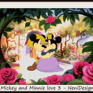 Puede incluir: Mickey Mouse y Minnie Mouse se abrazan en un entorno de jardín. Mickey lleva un sombrero amarillo y zapatos marrones. Minnie lleva un vestido morado y una corona. El fondo presenta un jardín exuberante con árboles verdes, rosas rosas y un edificio blanco.