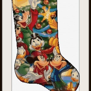 Puede incluir: Una media de Navidad con una ilustración colorida de Mickey Mouse, Minnie Mouse, Donald Duck y otros personajes de Disney reunidos alrededor de un árbol de Navidad. La media está decorada con colores rojo, verde, azul y amarillo.