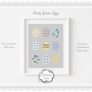 Könnte beinhalten: Ein gerahmtes Kreuzstichmuster mit neun bunten Ostereiern mit verschiedenen Designs. Die Eier sind in einem Rastermuster auf einem hellgrauen Hintergrund angeordnet. Der Rahmen hat einen weißen Rand und der Text "Pretty Easter Eggs" ist oben aufgedruckt. Der Text "Happy Easter" ist auf einem der Eier aufgedruckt. Der Text "Cross stitch pattern PDF pattern" ist auf der linken Seite des Rahmens aufgedruckt. Der Text "Easy pattern Compatible with Pattern Keeper" ist auf der rechten Seite des Rahmens aufgedruckt. Der Text "Neni Design Crafts" ist unten auf dem Rahmen aufgedruckt.