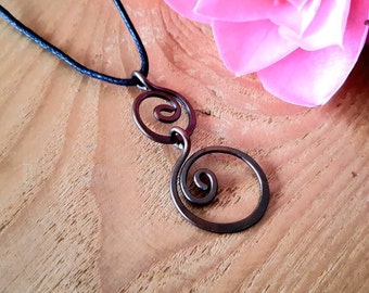 Oxiderad kopparspiralhänge: Handgjort bohohalsband