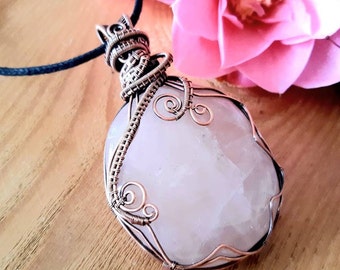 Pendentif en cuivre de pierres précieuses de quartz rose rose, cristaux de guérison, colliers enroulés de fil, pierre d'amour, cadeaux pour femmes, pendentif de déclaration