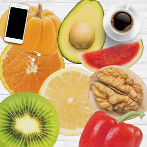 Könnte beinhalten: Ein farbenfrohes Stillleben mit einer Auswahl an frischen Produkten und einer Tasse Kaffee. Das Bild zeigt einen Kürbis, eine Avocado, eine Wassermelone, eine Orange, eine Zitrone, eine Kiwi, eine rote Paprika und eine Walnuss. Ein weißes Smartphone und Ohrhörer sind ebenfalls vorhanden.