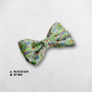 Può includere: Un papillon verde con un motivo a mappa della città colorata. Il papillon è realizzato in raso di poliestere ed è adatto per confezioni regalo. Il design della mappa include strade, edifici e rotatorie.