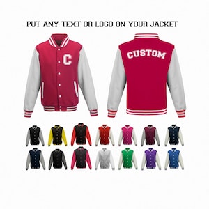Op de afbeelding: Rood-witte varsity-jas met de tekst "CUSTOM" op de rug. De voorkant van de jas heeft een witte "C" op de borst. Extra jassen in verschillende kleuren worden hieronder weergegeven, waaronder zwart, geel, rood, roze en blauw.