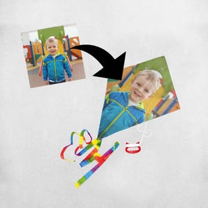 Può includere: Un aquilone a forma di diamante con la fotografia stampata di un bambino che indossa una giacca blu e verde. L'aquilone include una lunga coda arcobaleno multicolore e un filo bianco attaccato a una maniglia in plastica rossa.
