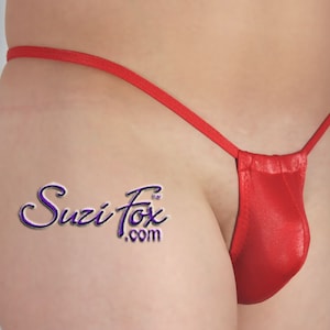 String avec dos en T pour homme avec pochette réglable par Suzi Fox - présenté en élasthanne rouge