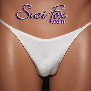 Può includere: Intimo bianco, setoso e a vita bassa con un design a cinturino sottile. L'intimo è realizzato in un tessuto liscio e lucido.