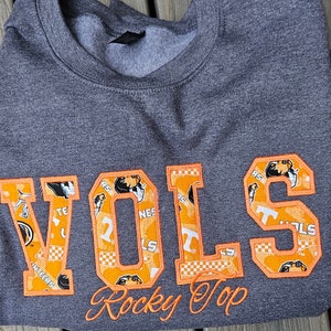 Moletom para o dia do jogo de futebol americano do Tennessee - Design de apliques de letras maiúsculas bordadas em laranja e branco - Futebol americano do TN - Moletom com apliques universitários