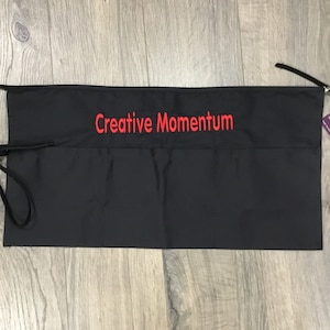 Personalisierte gestickte halbe Schürze: Drei-Taschen-Kellnerschürze