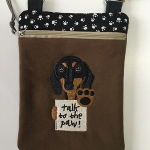 Brodé Dachshund Cross Body Bag-Doxie amant Gift-Dachshund Sac à bandoulière-Weiner Dog petit sac à main-Dachshund « Talk to the Paw »-Cute chien