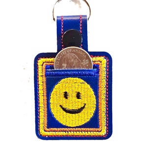 Aldi ショッピングカート用クォーターキーパー - キーチェーン - キーフォブ クォーターキーパー - クォータースロット付き Aldi キーフォブ - 刺繍入りスマイリーフェイスコインホルダー