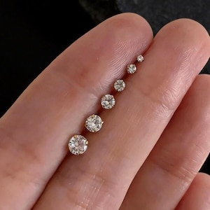 Orecchino a perno filettato in titanio con zirconi cubici, piercing per elice, rook, trago e conchiglia in oro (18G/16G)