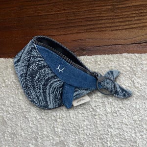 Astuccio con cerniera a forma di balena, grazioso ciondolo per borsa a forma di balena, custodia per auricolari in denim fatta a mano, accessorio per borsa, porta AirPods, piccolo portamonete, regalo a tema oceano