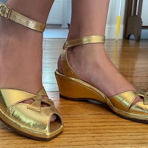 Fabulous 1950s vintage gold wedge sandals