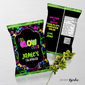 Op de afbeelding: Een zwarte chipzak met een neon groen, roze en geel ontwerp. De zak zegt "Let's Glow Crazy" en "Jamie's 13th Birthday". De achterkant van de zak heeft een voedingswaardetabel en een bericht dat zegt "Keep calm & glow on! Thank you for celebrating with me. Love, Jamie."