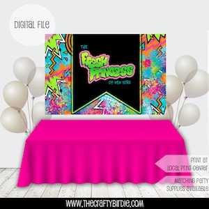 Puede incluir: Un archivo digital para un telón de fondo imprimible con un diseño colorido de estilo años 90 con el texto "The Fresh Princess of New York". El telón de fondo se muestra en una mesa rosa con globos blancos en el fondo.