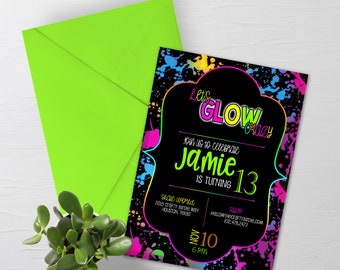 Puede incluir: Una invitación a una fiesta de cumpleaños negra y de color neón con el texto "Let's Glow Crazy" y "Jamie cumple 13 años". La invitación incluye la fecha y la hora de la fiesta, la ubicación y la información de contacto.