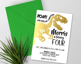 Może przedstawiać: Białe zaproszenie z grafiką złotego szkieletu dinozaura. Tekst brzmi "Roar! Let's party like a dinosaur. Morris is turning four. Sat, November 10th 3 pm to 6 pm. Morris' House 2015 Crafty Birdie Way Houston, Texas. RSVP 832.478.273. The Crafty Birdie."