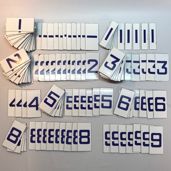 Antike Porzellan Emaille Nummernschilder. Blau auf Weiß, einzeln verkauft, begrenzte Mengen verfügbar.