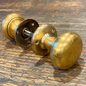 Pomelli e rosette vintage per porte di armadi, porte a zanzariera, porte da patio e porte antitempesta.