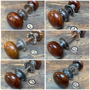 Pode incluir: Uma coleção de seis conjuntos de maçanetas vintage, cada um com maçanetas de madeira castanha polida fixadas a eixos metálicos e placas de montagem circulares. Os conjuntos estão numerados de um a seis, exibindo vários graus de desgaste.