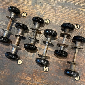 Zwarte porseleinen deurknoppen met rozetten, antiek Victoriaans, apart verkrijgbaar.