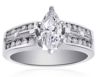 Puede incluir: Un anillo de compromiso de plata con un gran diamante central de forma marquesa y diamantes redondos más pequeños engastados en pavé en la banda.