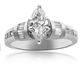 Puede incluir: Un anillo de compromiso de plata con un gran diamante central de forma marquesa y diamantes más pequeños engastados en pavé alrededor de la banda.