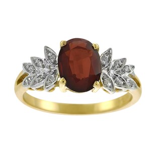 Anello con accenti di granato 1.40 carati e diamanti da 0.05 carati in oro giallo 14 carati