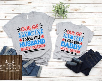 Puede incluir: Dos camisetas grises con un estampado gráfico azul y rojo. La camiseta más grande dice "Out of my way I get my husband back today". La camiseta más pequeña dice "Out of my way I get my daddy back today".