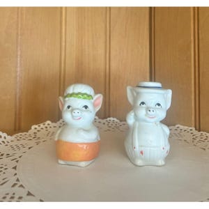 Vintage Anthropomorphic Pig Salt Pepper Shakers Set White Ceramic Top Hat Apron Kitchen KItsch