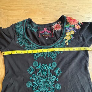 Vestido túnica de algodón negro bordado con flores de JW Los Angeles Johnny Was, talla pequeña, estilo bohemio. imagen 12