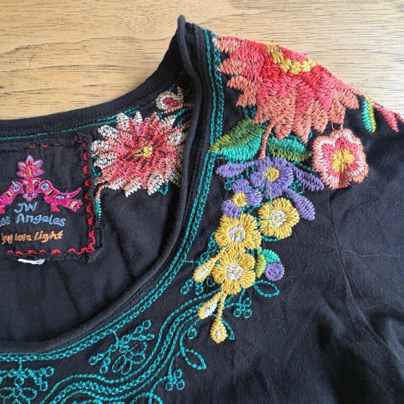 Vestido túnica de algodón negro bordado con flores de JW Los Angeles Johnny Was, talla pequeña, estilo bohemio. imagen 4