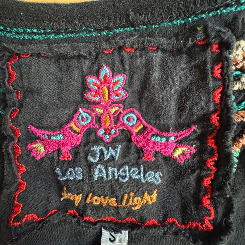Vestido túnica de algodón negro bordado con flores de JW Los Angeles Johnny Was, talla pequeña, estilo bohemio. imagen 3