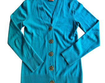 Suéter tipo cárdigan de lana merino color verde azulado y aguamarina con botones dorados y logo de TORY BURCH, talla pequeña