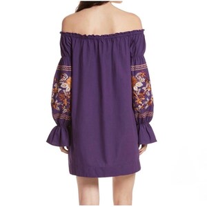 Vestido túnica campesina con hombros descubiertos, bordado floral morado, de FREE PEOPLE, talla XS imagen 2