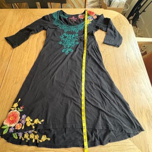 Vestido túnica de algodón negro bordado con flores de JW Los Angeles Johnny Was, talla pequeña, estilo bohemio. imagen 13