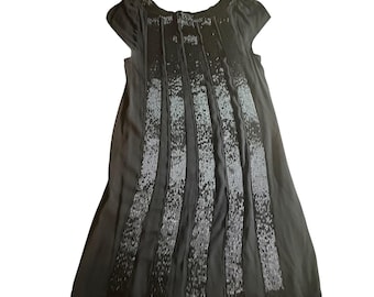Vestido de cóctel Alice + Olivia en mezcla de seda, con transparencias y cuentas negras, talla S