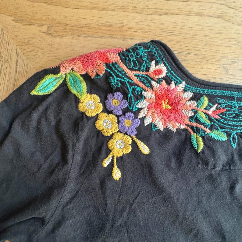 Vestido túnica de algodón negro bordado con flores de JW Los Angeles Johnny Was, talla pequeña, estilo bohemio. imagen 9