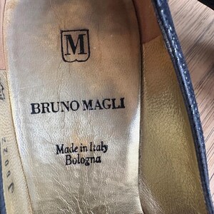 Zapatos de salón Bruno Magli de piel italiana negra con relieve, talla 6B (EE. UU.) imagen 5