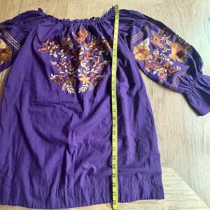 Vestido túnica campesina con hombros descubiertos, bordado floral morado, de FREE PEOPLE, talla XS imagen 10