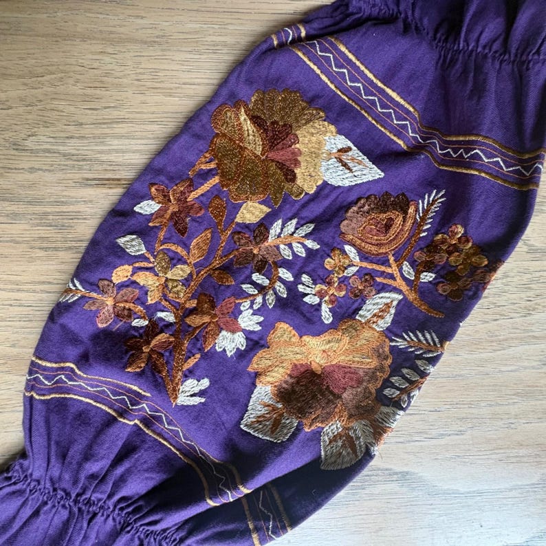 Vestido túnica campesina con hombros descubiertos, bordado floral morado, de FREE PEOPLE, talla XS imagen 9