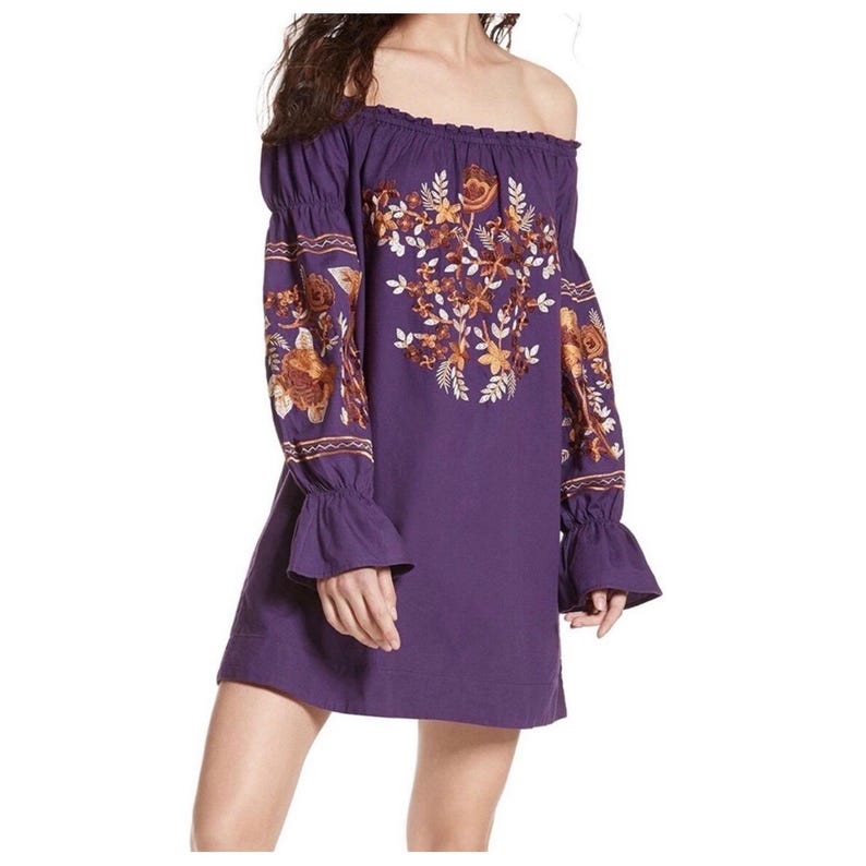 Vestido túnica campesina con hombros descubiertos, bordado floral morado, de FREE PEOPLE, talla XS imagen 1
